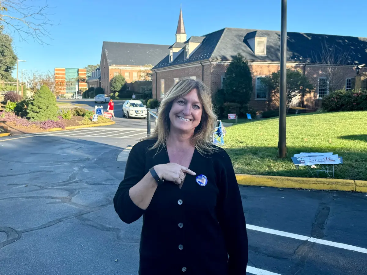 <em>Diane Stein, votante, se encuentra frente a la Iglesia Episcopal de Galilea tras emitir su voto en las elecciones generales de Virginia en Virginia Beach, Virginia, el 4 de noviembre de 2025. (Arjun Singh/The Epoch Times)</em>