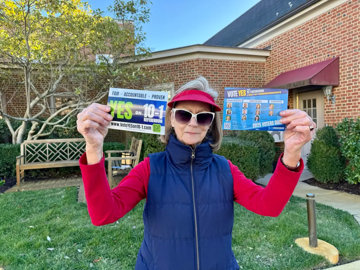 <em>Nancy Brown, voluntaria del Partido Demócrata, muestra folletos que distribuyó a los votantes el día de las elecciones generales de Virginia de 2025, en Virginia Beach, Virginia, el 4 de noviembre de 2025 (Arjun Singh/The Epoch Times)</em>