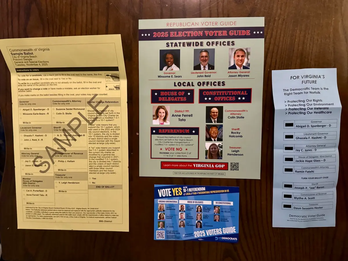 <em>Colección de papeletas de muestra distribuidas a los votantes del área de Hampton Roads, Virginia, durante las elecciones generales estatales del 4 de noviembre de 2025. (Arjun Singh/The Epoch Times)</em>