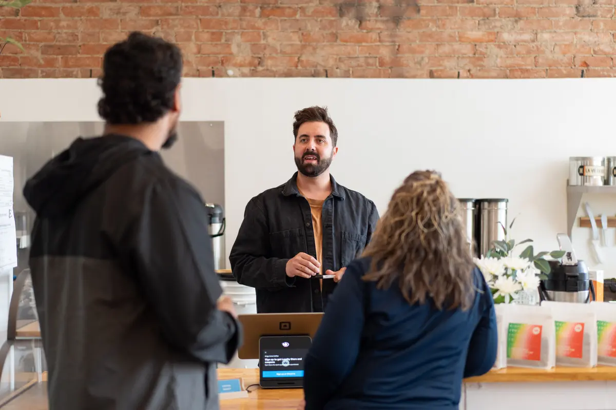 <em>Cory Bowman, candidato a la alcaldía de Cincinnati, conversa con clientes en su cafetería de Cincinnati el 25 de abril de 2025. (Samira Bouaou/The Epoch Times)</em>