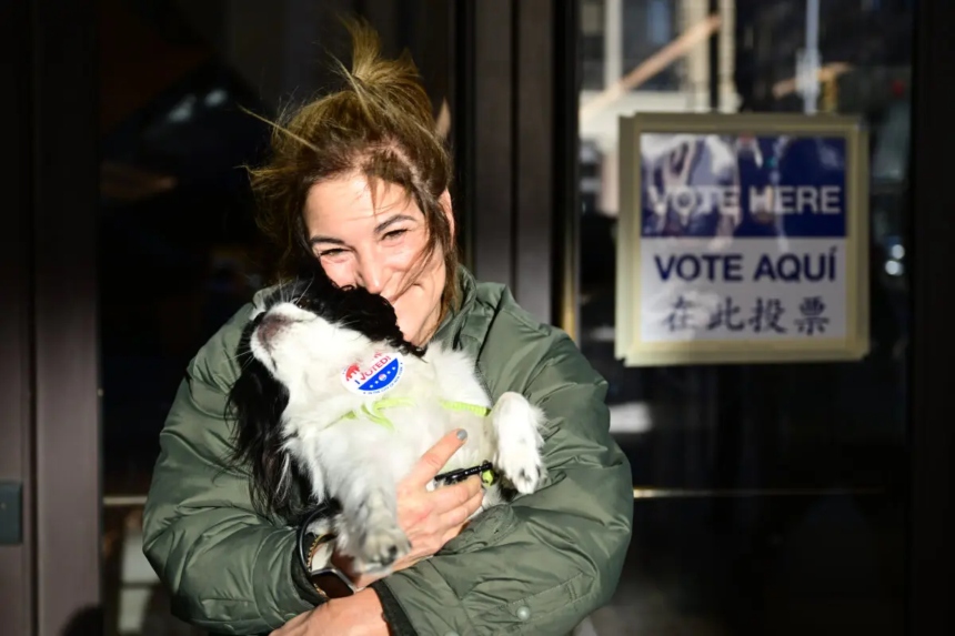 Mary Wagman después de votar en las elecciones a la alcaldía de la ciudad de Nueva York, el 4 de noviembre de 2025. (Adhiraj Chakrabarti/The Epoch Times)