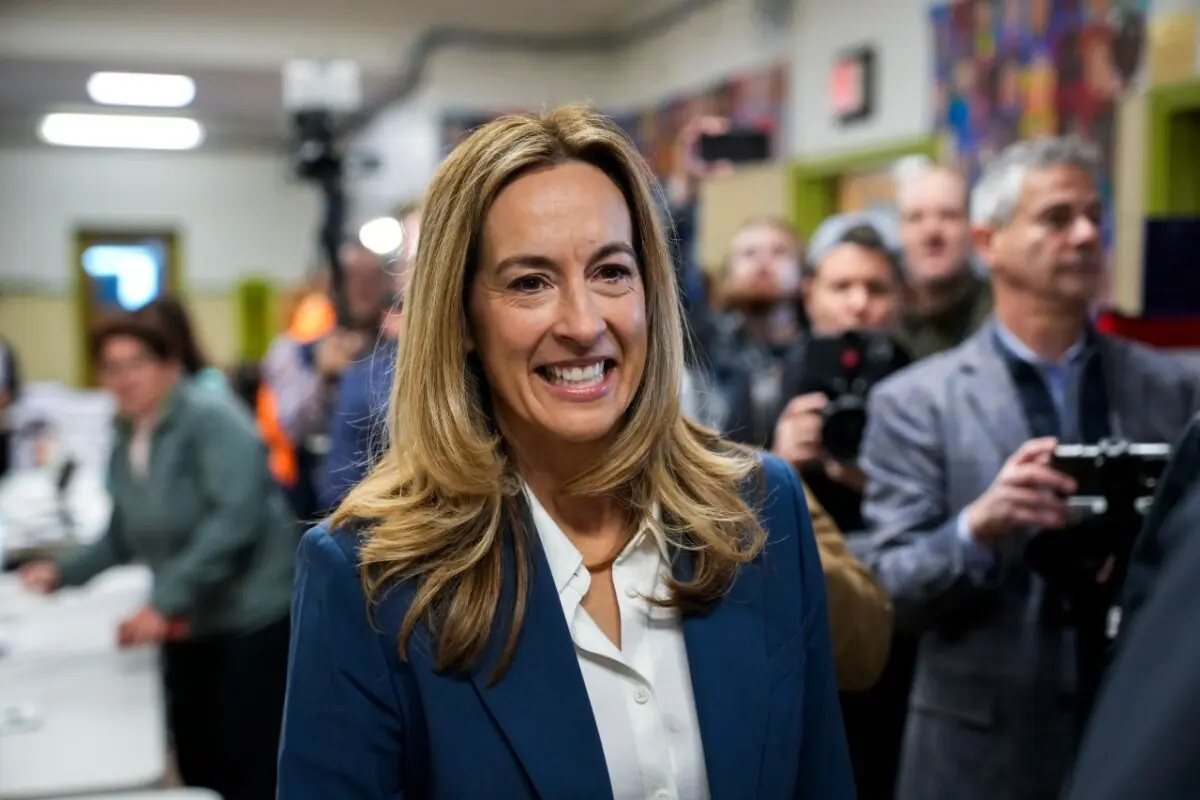 La candidata demócrata a gobernadora de Nueva Jersey, la representante estadounidense Mikie Sherrill (D-N.J.), llega para emitir su voto en Montclair, N.J., el 4 de noviembre de 2025. (Eduardo Muñoz Álvarez/Getty Images)