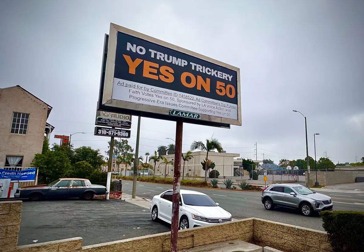 Un cartel de la Proposición 50 se anuncia en Inglewood, California, el 1 de noviembre de 2025. (John Fredricks/The Epoch Times)