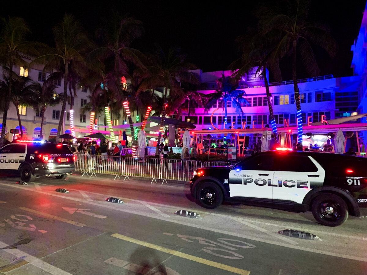 Coches de la policía de Miami Beach pasan frente al hotel y club The Clevelander en Miami Beach, Florida, el 14 de marzo de 2024. (T.J. Muscaro/The Epoch Times)