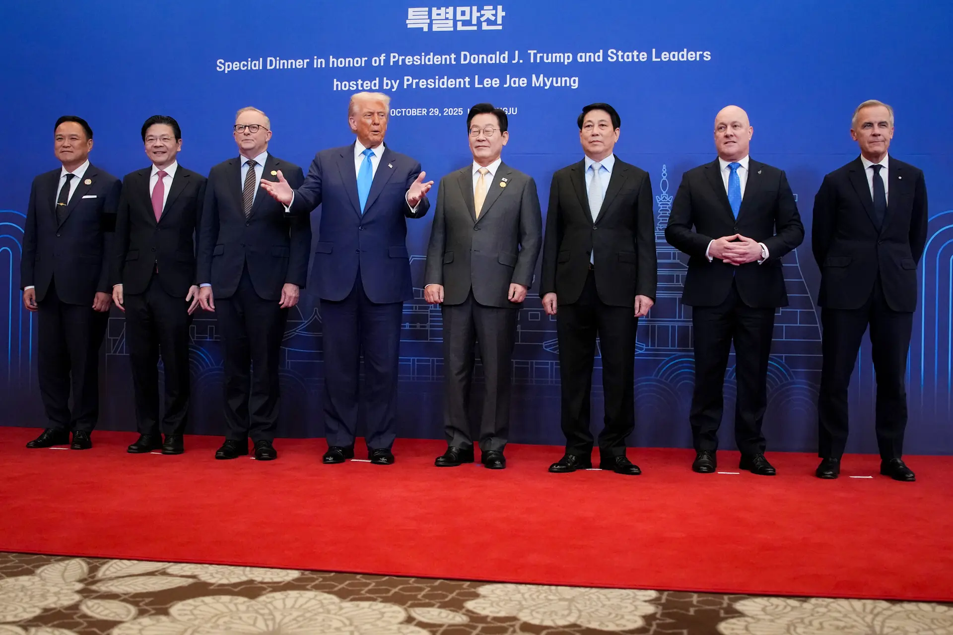 Los líderes de la APEC posan para una foto de grupo antes de una cena en honor al presidente de Estados Unidos, Donald Trump (4.º por la izquierda), durante las reuniones de la APEC en el Hilton Gyeongju de Gyeongju, Corea del Sur, el 29 de octubre de 2025. La administración Trump ha cerrado acuerdos comerciales con varios países, entre ellos el Reino Unido, la Unión Europea, Japón y Corea del Sur. (Andrew Harnik/Getty Images).