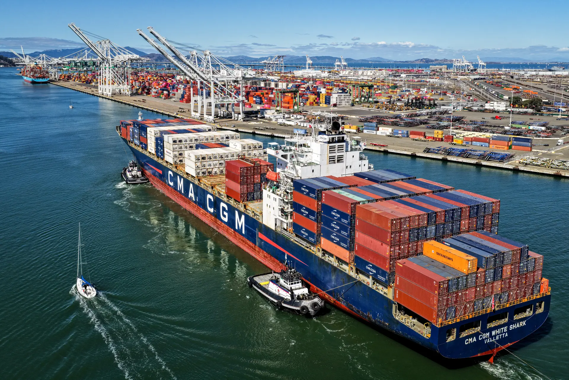Un buque portacontenedores llega al puerto de Oakland, en California, el 10 de octubre de 2025. Múltiples cortes federales, entre ellos la Corte de Comercio Internacional de Estados Unidos y la Corte de Distrito de Estados Unidos para el Distrito de Columbia, han dictaminado que los aranceles de Trump son ilegales, pero han retrasado la aplicación de sus órdenes para bloquearlos. (Justin Sullivan/Getty Images).