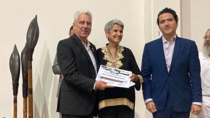 La Dra. Laura Espinosa González recibe un reconocimiento en el primer Foro de Salud Mental e Integrativa en el Congreso del Estado de Tamaulipas, el 3 de noviembre de 2025. (The Epoch Times)