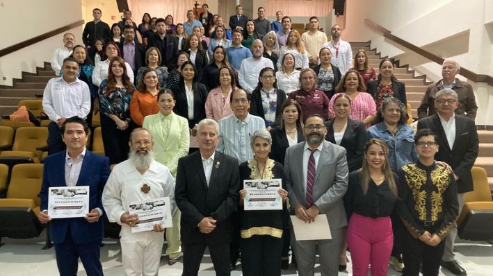 La Dra. Laura Espinosa González junto a funcionarios y miembros de la sociedad civil en el primer Foro de Salud Mental e Integrativa en el Congreso del Estado de Tamaulipas, el 3 de noviembre de 2025. (The Epoch Times)