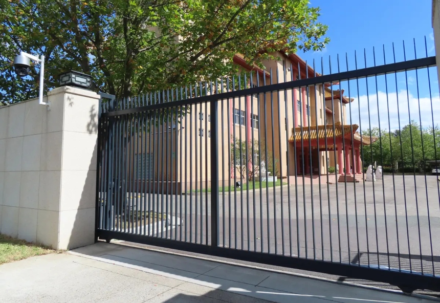 La embajada de la República Popular China en Canberra, Australia, el 1 de abril de 2022. (Rebecca Zhu/The Epoch Times)