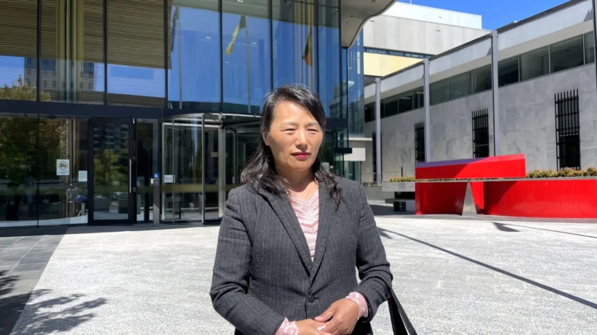 La practicante de Falun Gong, Nancy Dong, frente al Tribunal de Magistrados de ACT el 9 de marzo de 2023, después de que su agresor, Kang Zhao, de 30 años, fuera multado con 3000 dólares por un incidente ocurrido durante el Festival de las Flores Floriade, en Canberra, Australia, en octubre de 2022. (Cortesía de Song Hua)