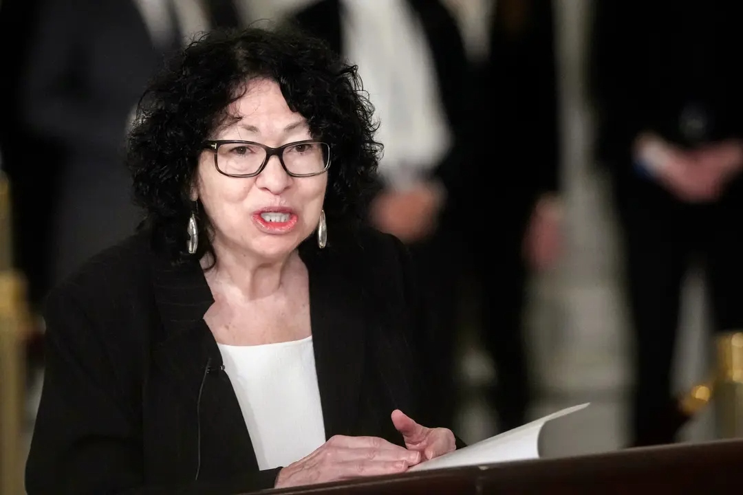 La jueza de la Corte Suprema Sonia Sotomayor habla en el Gran Salón de la Corte Suprema en Washington el 18 de diciembre de 2023. (Jacquelyn Martin/Pool/Getty Images)