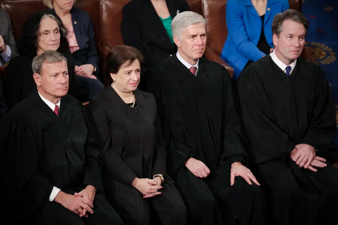 (De izquierda a derecha) Los jueces de la Corte Suprema, John Roberts, Elena Kagan, Neil Gorsuch y Brett Kavanaugh observan mientras el presidente Donald Trump pronuncia el discurso sobre el estado de la Unión en el Capitolio de Estados Unidos el 5 de febrero de 2019. (Alex Wong/Getty Images)