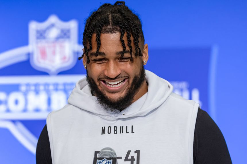 Marshawn Kneeland #DL41, de los Western Michigan Broncos, habla con los medios de comunicación durante el Draft Combine de la NFL 2024 en el Lucas Oil Stadium el 28 de febrero de 2024 en Indianápolis, Indiana. (Michael Hickey/Getty Images)