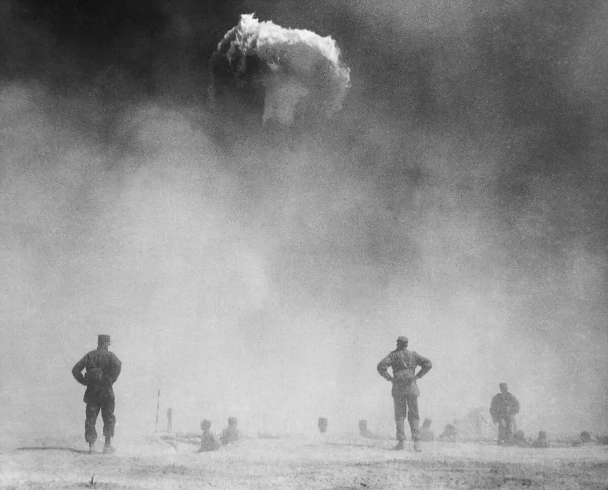 El general estadounidense HP Storke y otros militares, tras salir de sus trincheras para observar la explosión de la bomba atómica en el Nevada Proving Grounds, un centro de pruebas nucleares cerca de Camp Desert Rock, Nevada, el 15 de mayo de 1952. (Ejército de los Estados Unidos/FPG/Archive Photos/Getty Images)