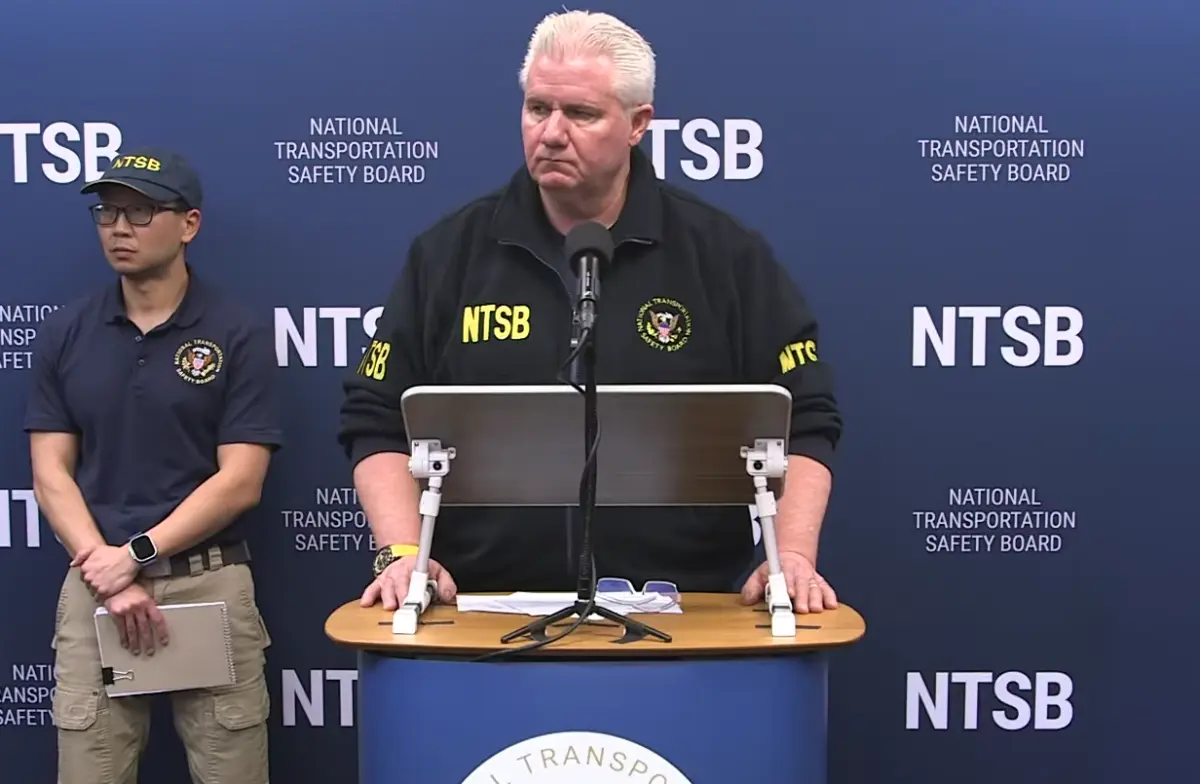 <em>El miembro de la NTSB, Todd Inman, informó a los medios desde un edificio administrativo cerca del Aeropuerto Internacional Muhammad Ali de Louisville el 6 de noviembre de 2025. (Junta Nacional de Seguridad del Transporte/YouTube)</em>