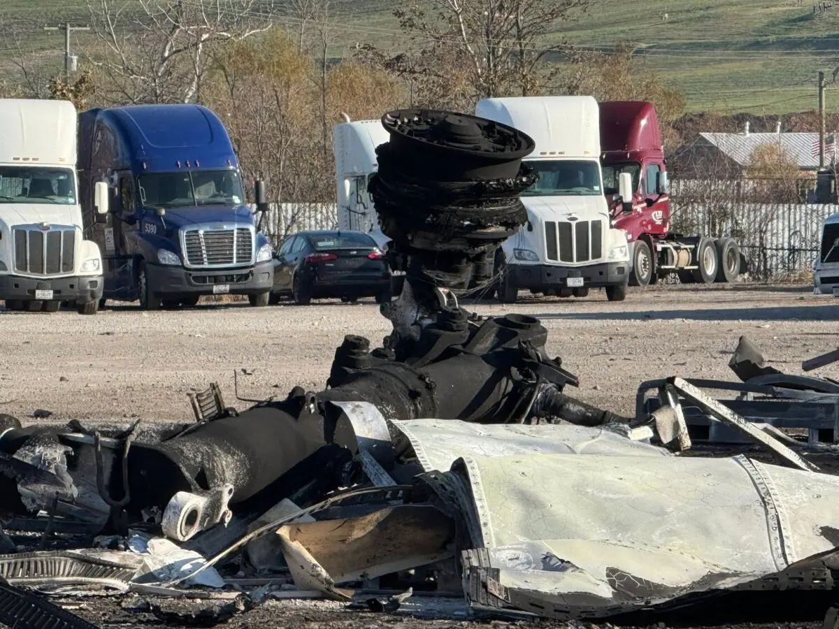 <em>La NTSB confirmó que el motor izquierdo del avión de carga se desprendió del ala durante el despegue. (Alcalde de Louisville, Craig Greenberg/Facebook)</em>