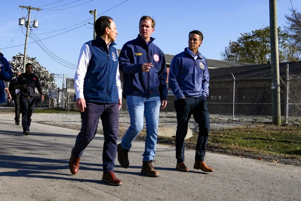 El alcalde de Louisville, Craig Greenberg, el congresista estadounidense Morgan McGarvey y el gobernador de Kentucky, Andy Beshear, recorrieron los restos el 5 de noviembre. (Alcalde de Louisville Craig Greenberg/Facebook)