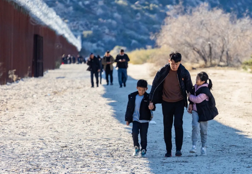 Migrantes chinos se instalan en Willow Camp antes de ser procesados por agentes de la Patrulla Fronteriza en Jacumba, California, el 6 de diciembre de 2023. (John Fredricks/The Epoch Times)