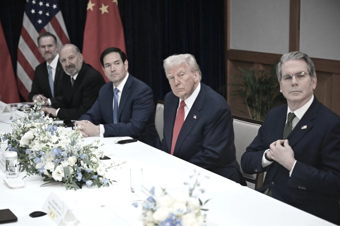 <em>El presidente de EE. UU., Donald Trump (izquierda), habla con el presidente de China, Xi Jinping, mientras se dan la mano tras sus conversaciones en la base aérea de Gimhae, en Busan, el 30 de octubre de 2025. (Foto de ANDREW CABALLERO-REYNOLDS / AFP) (Foto de ANDREW CABALLERO-REYNOLDS/AFP a través de Getty Images)</em>