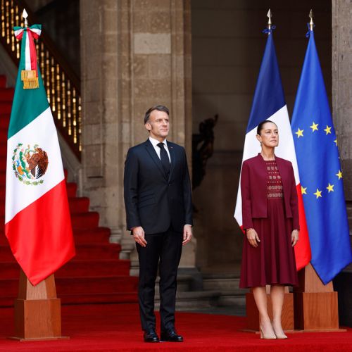 La presidenta de México, Claudia Sheinbaum (Dcha.), y el presidente de Francia, Emmanuel Macron participan en un acto de gobierno este viernes, en la Ciudad de México, México. (EFE/Sáshenka Gutiérrez)