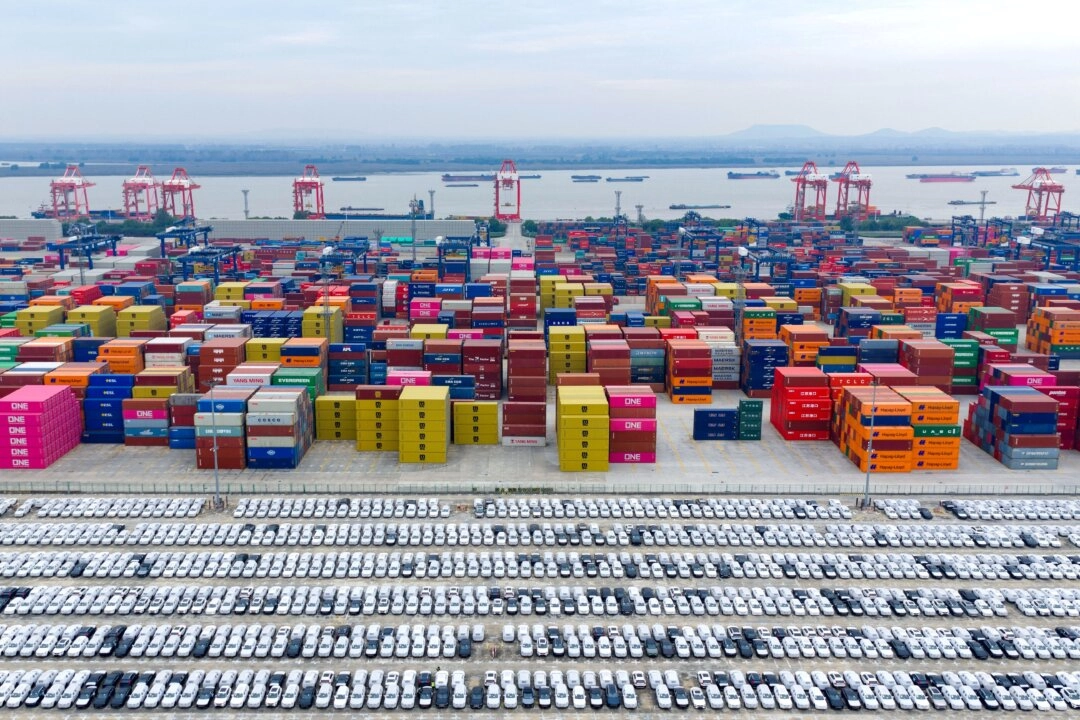 <em>Automóviles listos para su exportación en el puerto de Nanjing, provincia de Jiangsu, China, el 6 de noviembre de 2025. (STR/AFP vía Getty Images)</em>