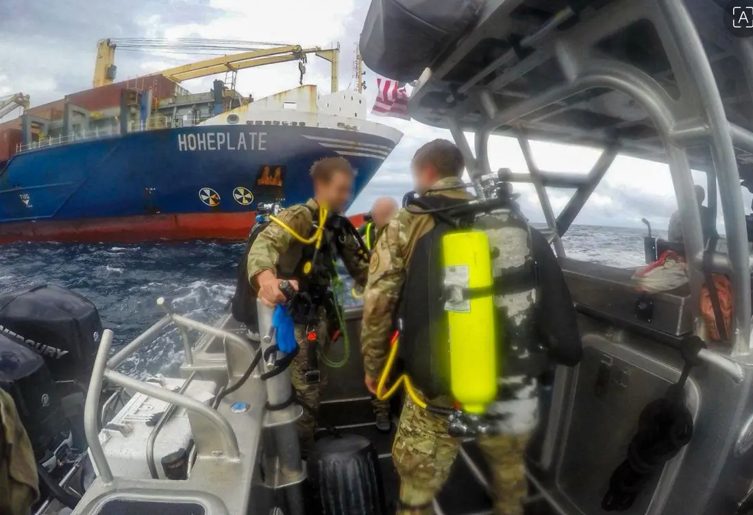 Los buzos BORSTAR de la Patrulla Fronteriza de EE. UU. se acercan al Hoheplate, un buque portacontenedores registrado en Antigua y Barbuda, en el puerto de Miami, Florida, el 23 de septiembre de 2025. (Cortesía de la Patrulla Fronteriza de EE. UU.)
