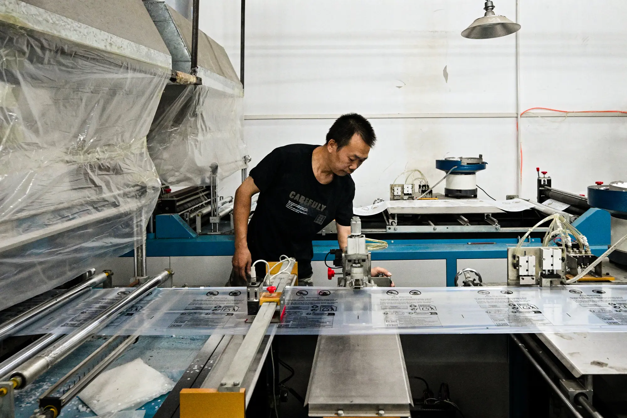 <em>Un trabajador maneja paquetes para Weijiang International, una empresa de reparto que presta servicios al gigante chino de compras online Temu, en Guangzhou, provincia de Guangdong, China, el 12 de agosto de 2025. En febrero, el presidente Donald Trump declaró la crisis de las drogas como emergencia nacional y posteriormente impuso un arancel del 20 % a los productos chinos, citando el papel de China en el suministro de precursores del fentanilo y el lavado de dinero de los cárteles. Adek Berry/AFP vía Getty Images</em>