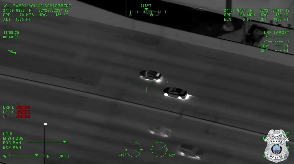 <em>La policía de Tampa acusó al sospechoso de participar en carreras callejeras antes de un accidente fatal ocurrido la noche del 8 de noviembre de 2025.(Captura de pantalla vía The Epoch Times/YouTube/Departamento de Policía de Tampa)</em>