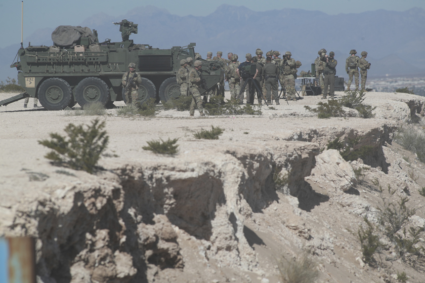 El Ejército de Estados Unidos custodia la franja fronteriza de El Paso, Texas tras reportes de ataques armados contra agentes de la Oficina de Aduanas y Protección Fronteriza de Estados Unidos (CBP), desde Ciudad Juárez, Chihuahua, México el 7 de noviembre de 2025. (EFE/ Luis Torres)