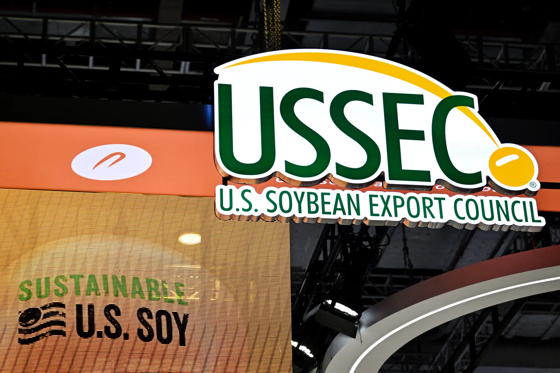 Stand del Consejo de Exportación de Soya de EE. UU. en la 8.ª Exposición Internacional de Importaciones de China en Shanghái, el 5 de noviembre de 2025. China anunció el mismo día que prorrogaría por un año la suspensión de los aranceles adicionales a los productos estadounidenses, formalizando el acuerdo de la semana anterior entre el presidente estadounidense Donald J. Trump y el líder chino Xi Jinping. (Hector Retamal/AFP vía Getty Images)