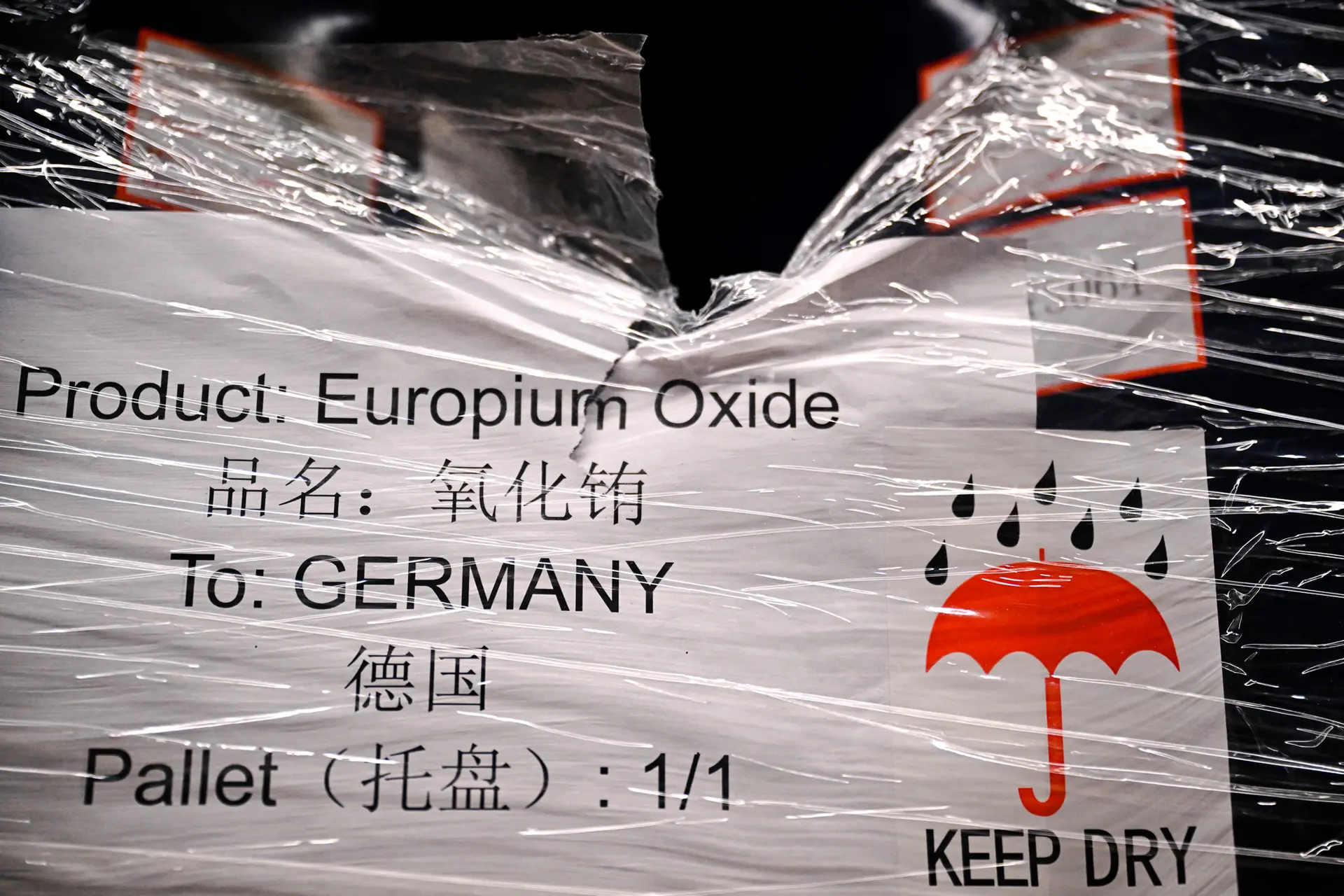 Un contenedor con óxido de europio importado de China en el almacén de Tradium, empresa comercializadora de tierras raras en Fráncfort, Alemania, el 4 de noviembre de 2025. Décadas de manipulación del mercado, respaldo estatal e inversiones agresivas han convertido a China en el principal proveedor mundial de elementos de tierras raras. (Kirill Kudryavtsev/AFP vía Getty Images)