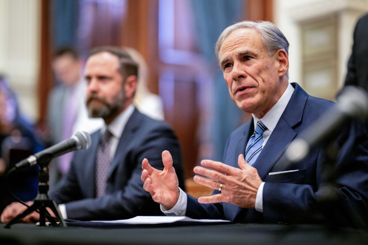 El gobernador de Texas, Greg Abbott, habla durante la firma de un proyecto de ley en el Capitolio estatal en Austin el 23 de abril de 2025. (Brandon Bell/Getty Images).