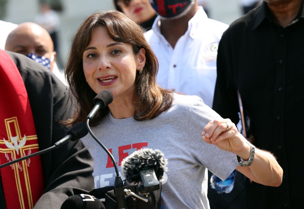 La representante estatal de Texas Gina Hinojosa (D-distrito 49) habla en el Tribunal Supremo de los Estados Unidos en Washington D. C., el 12 de agosto de 2021. (Kevin Dietsch/Getty Images).