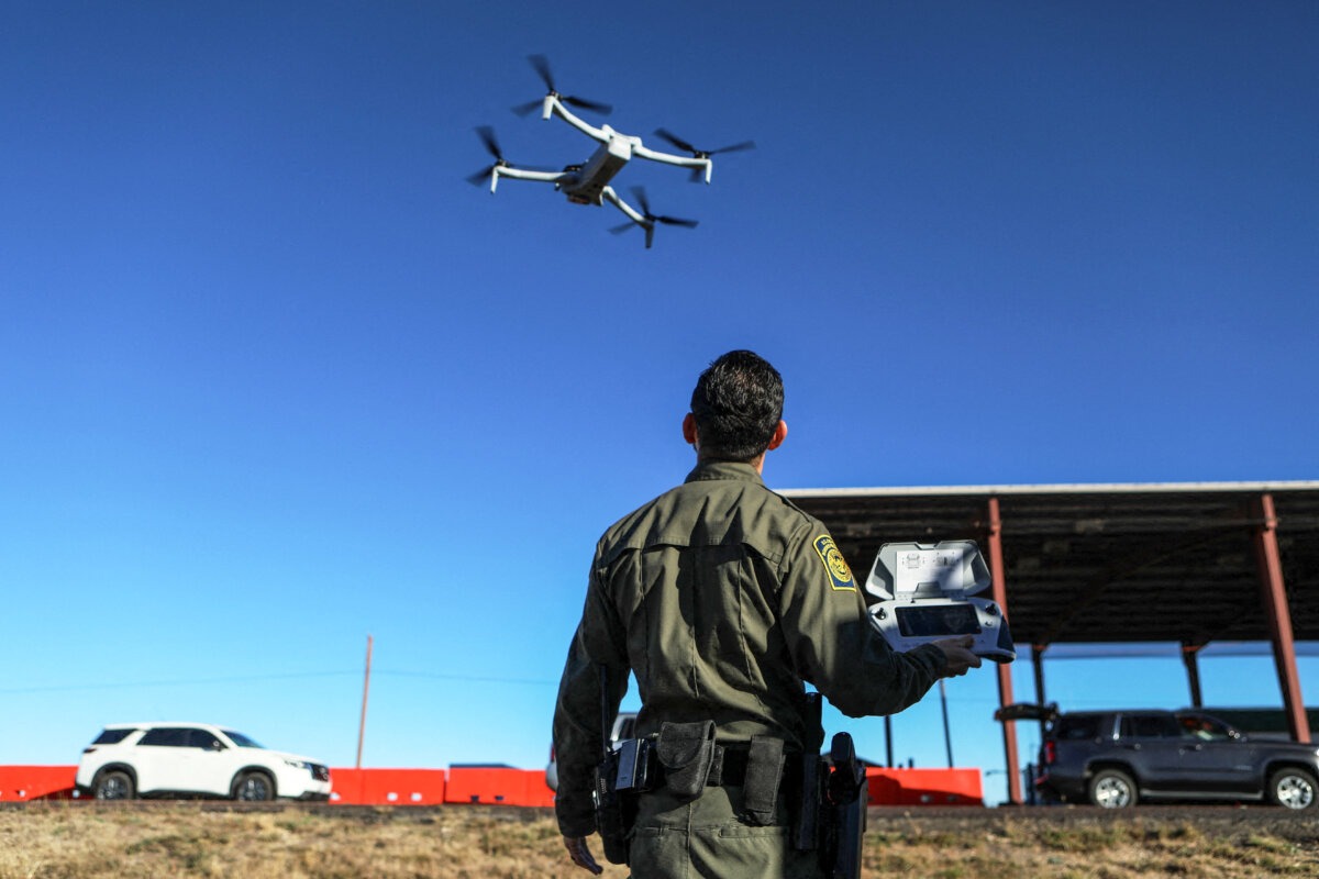 Un agente de la Patrulla Fronteriza de EE. UU. del sector Big Bend muestra cómo se usa un dron para detectar inmigrantes ilegales cerca del puesto de control de Marfa, en Texas, el 3 de noviembre de 2025. (Herika Martínez/AFP vía Getty Images).