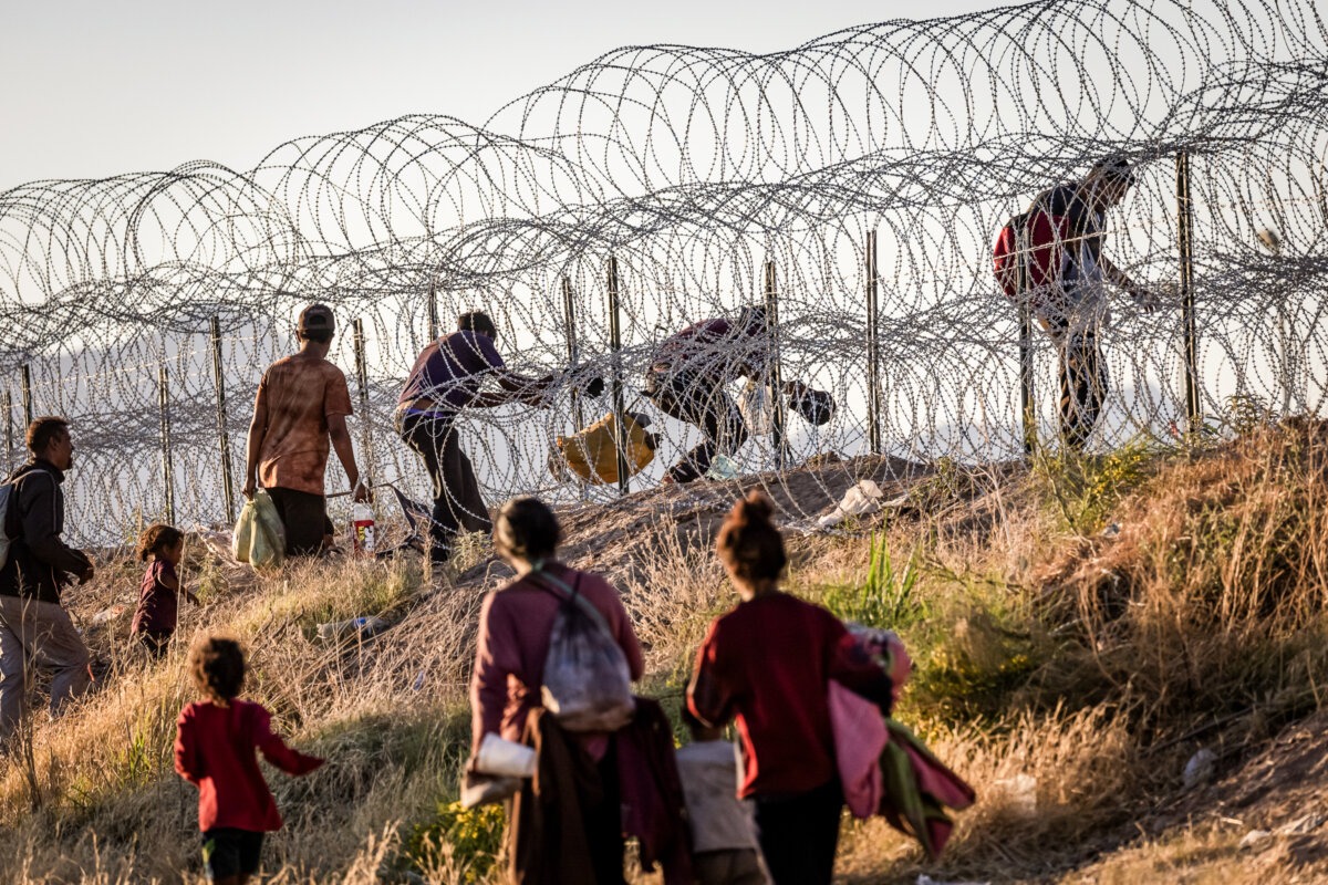 Inmigrantes ilegales cruzan a Estados Unidos desde México para ser procesados por agentes de la Patrulla Fronteriza en El Paso, Texas, el 8 de mayo de 2023. (John Moore/Getty Images).