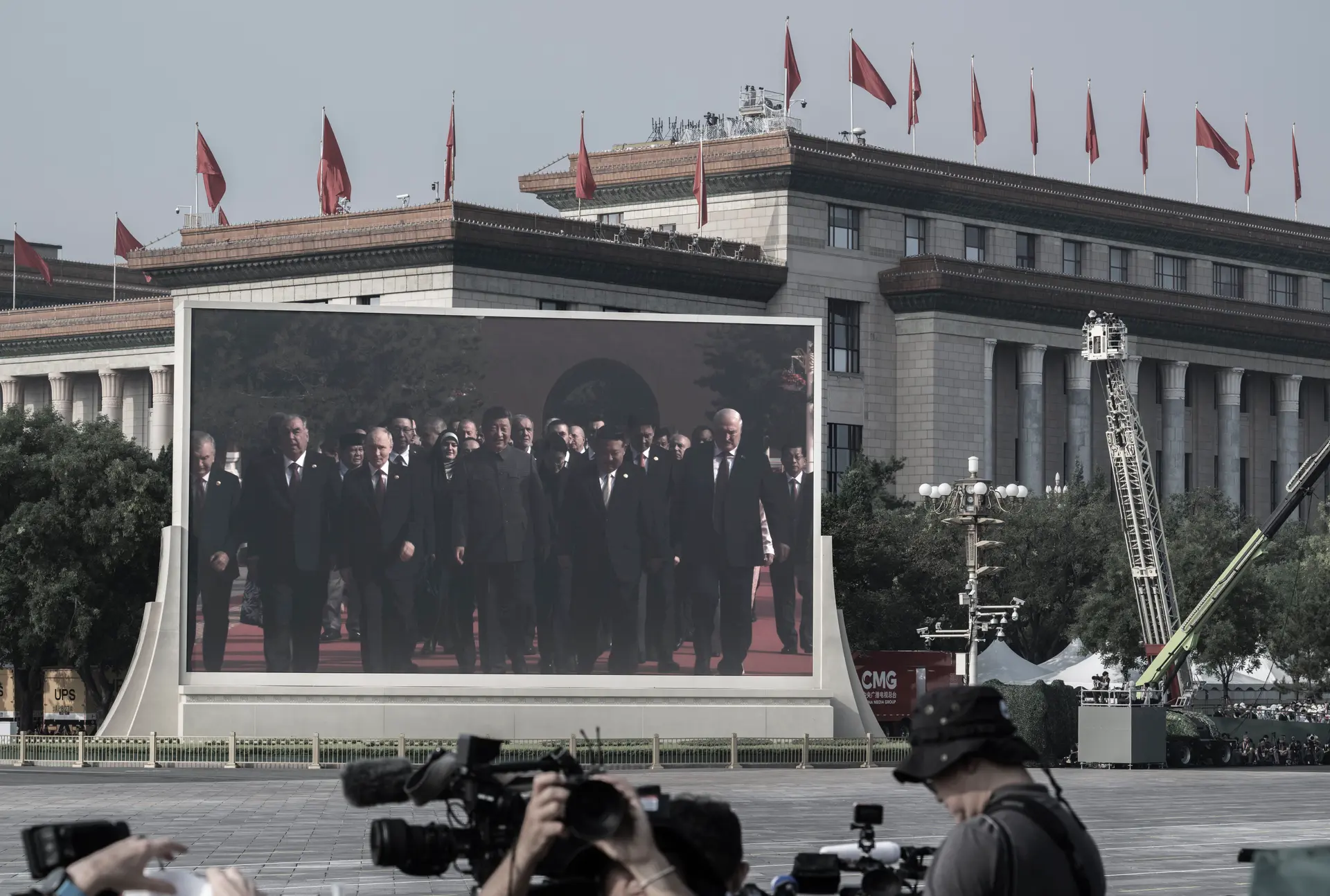 El líder chino Xi Jinping (C), el presidente ruso Vladimir Putin, el líder norcoreano Kim Jung Un y otros aparecen en una gran pantalla al llegar a un desfile militar en la plaza de Tiananmen, en Beijing, el 3 de septiembre de 2025. (Kevin Frayer/Getty Images).