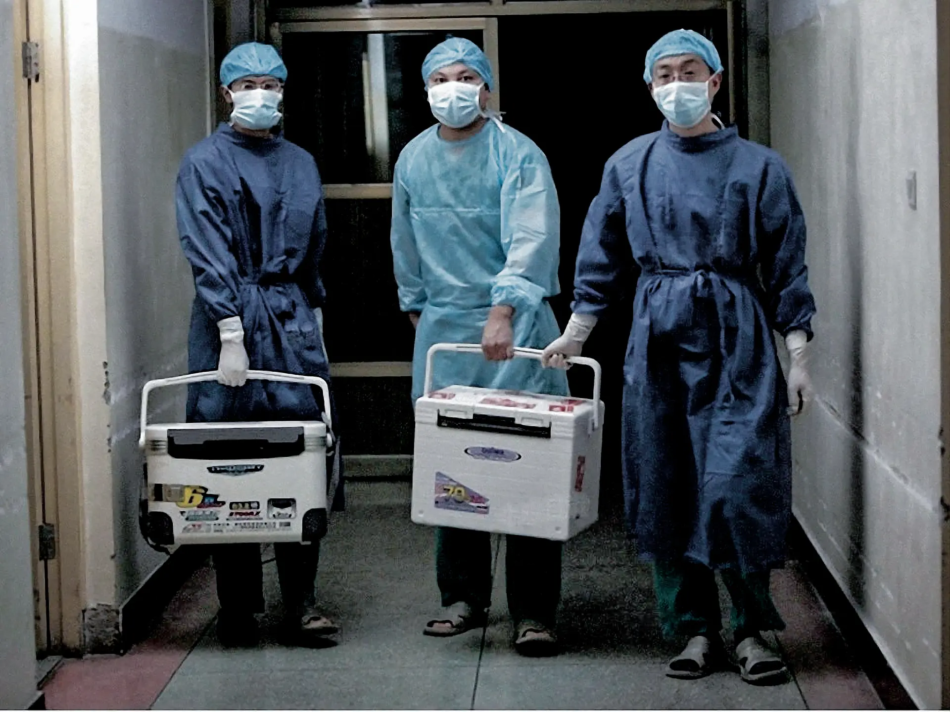 Médicos transportan órganos para trasplantes en un hospital de la provincia de Henan, China, el 16 de agosto de 2012. Una reciente conversación captada por un micrófono abierto entre el líder chino Xi Jinping y el presidente ruso Vladimir Putin sobre cómo vivir más tiempo gracias a los trasplantes de órganos ha llamado la atención sobre un programa oscuro en China. (Sohu.com/Captura de pantalla vía The Epoch Times).