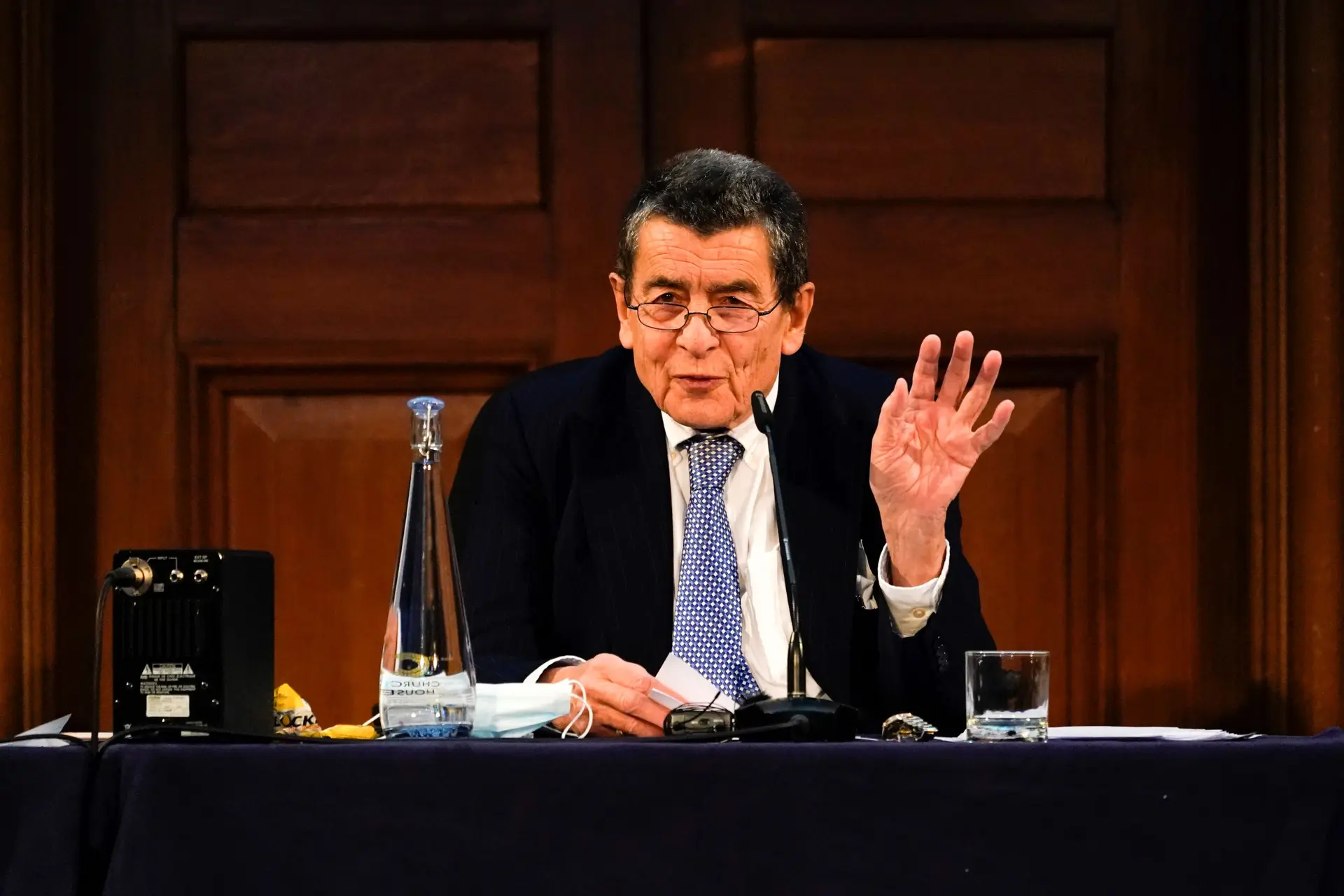 El presidente de la Corte de China, Sir Geoffrey Nice, dicta el veredicto de la corte independiente que evaluó las pruebas de los presuntos abusos de derechos humanos cometidos por China contra el pueblo uigur. La corte se celebró en Londres el 9 de diciembre de 2021. (Alberto Pezzali/AP Photo).
