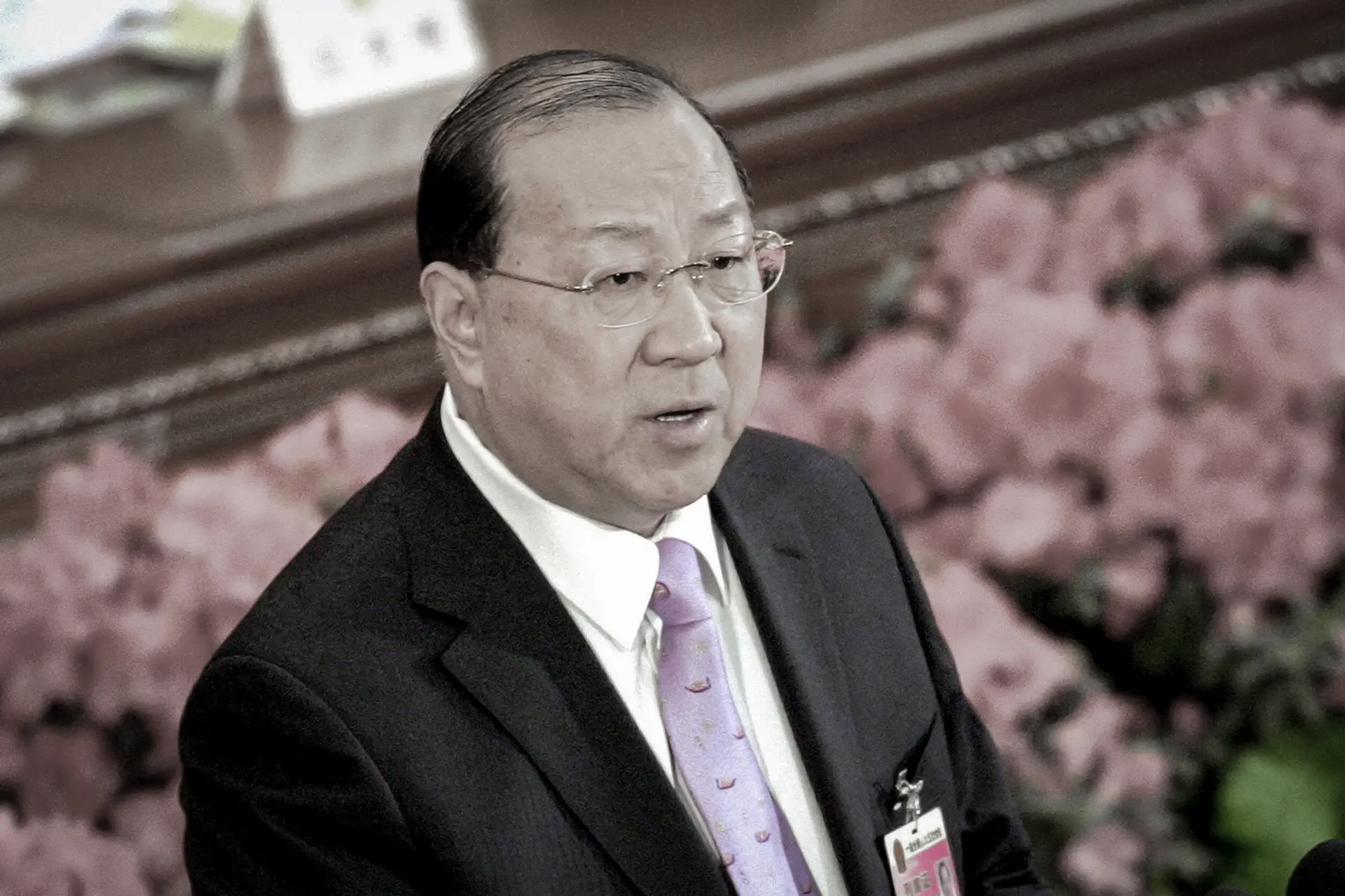 El ministro de Finanzas chino, Jin Renqing, habla durante la Asamblea Popular Nacional en el Gran Salón del Pueblo en Beijing el 8 de marzo de 2007. Una entrada de blog, ahora eliminada, de un amigo suyo desde hace 30 años reveló que Jin se sometió a un trasplante de corazón. (Teh Eng Koon/AFP a través de Getty Images).