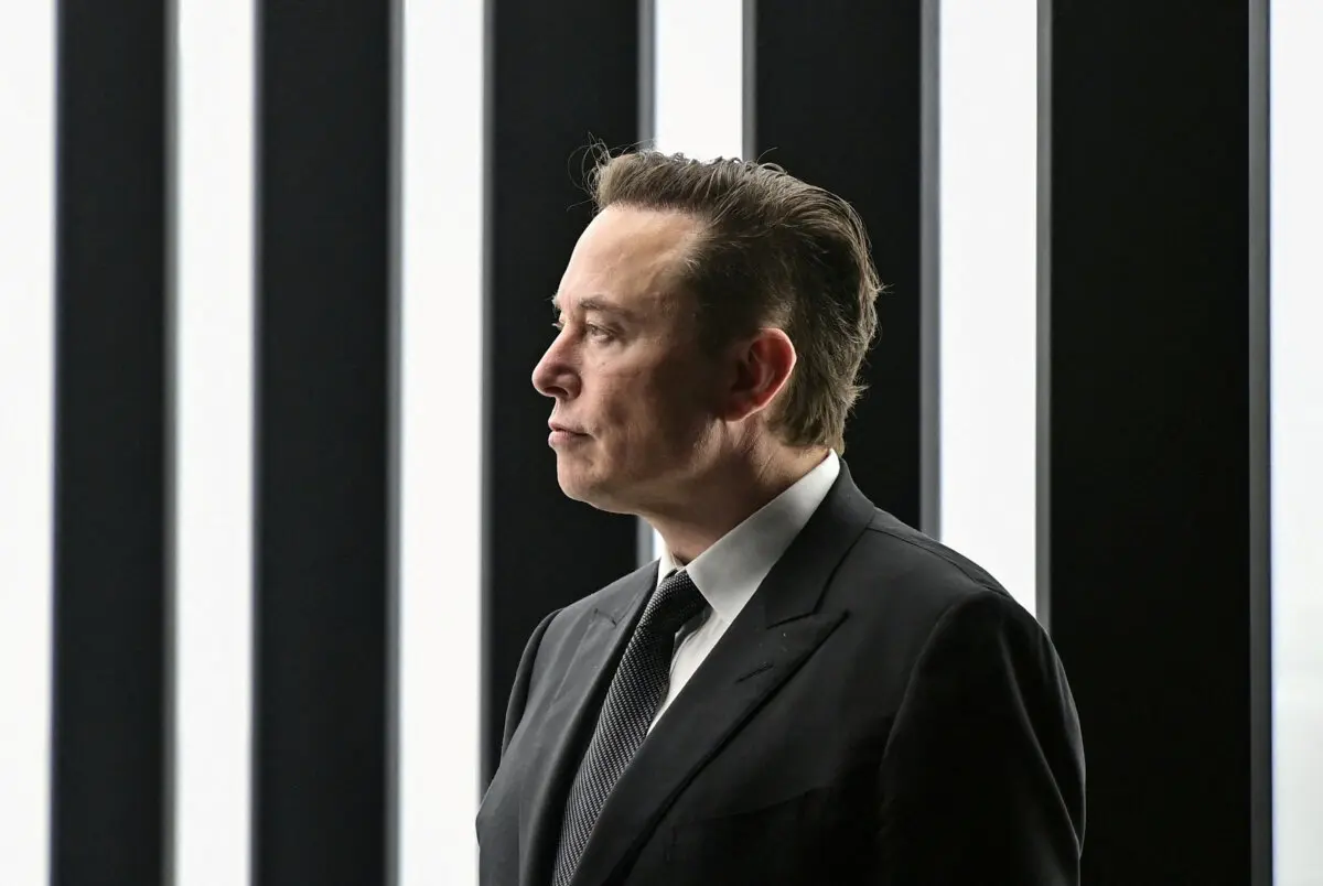 Elon Musk asiste a la ceremonia de inauguración de la nueva Gigafábrica de Tesla para coches eléctricos en Gruenheide, Alemania, el 22 de marzo de 2022. (Patrick Pleul/Reuters).