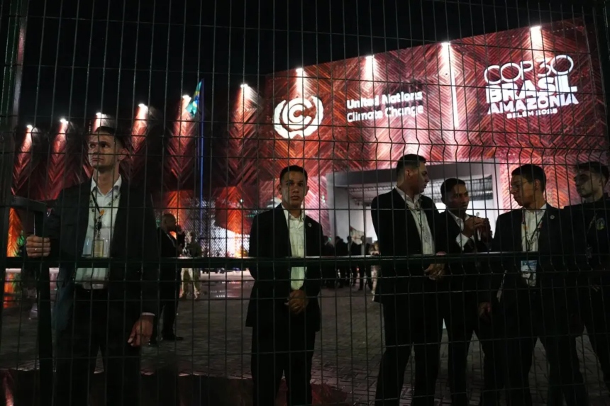Personal de seguridad detrás de una valla en el exterior del recinto de la Cumbre del Clima de la COP30 de la ONU en Belém, Brasil, el 11 de noviembre de 2025. (Joshua A. Bickel/AP Photo)