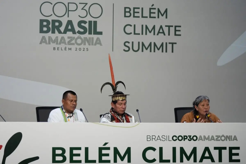 Los indígenas Samuel Pinedo, desde la izquierda, Cline Jorge Chauca López y Teresita Irene Antazu López hablan sobre los incendios y las sequías en la Amazonía en la COP30, la Cumbre del Clima de la ONU celebrada en Belém, Brasil, el 10 de noviembre de 2025. (Fernando Llano/AP Photo)