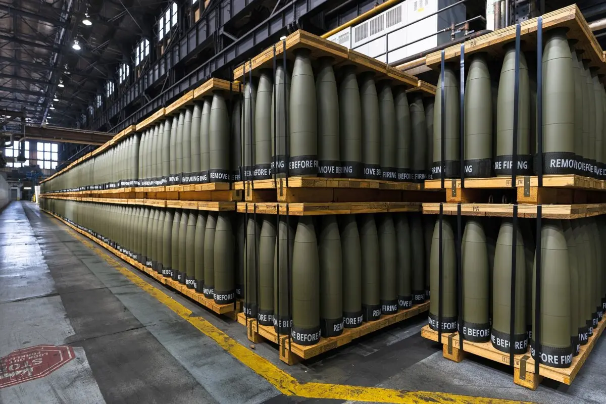 <em>Proyectiles de artillería M795 de 155 mm almacenados están listos para ser enviados a otras instalaciones para completar el proceso de fabricación en la Planta de Municipios del Ejército de Scranton, Pensilvania, el 13 de abril de 2023. (Foto: Matt Rourke/AP)</em>