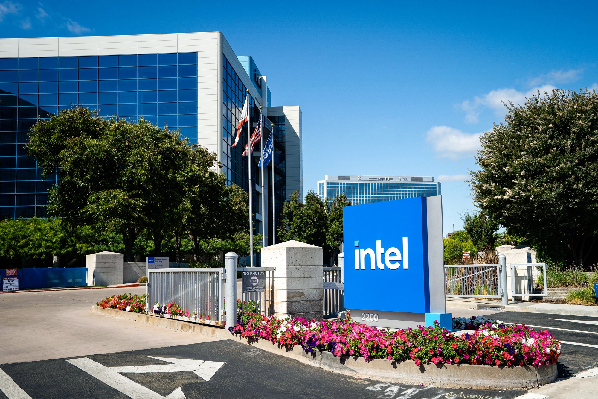El logotipo de Intel se muestra en el exterior de la sede central de Intel en Santa Clara, California, el 26 de julio de 2025. La administración Trump adquirió participaciones en el gigante de los semiconductores en agosto. (Gary Wang/The Epoch Times).