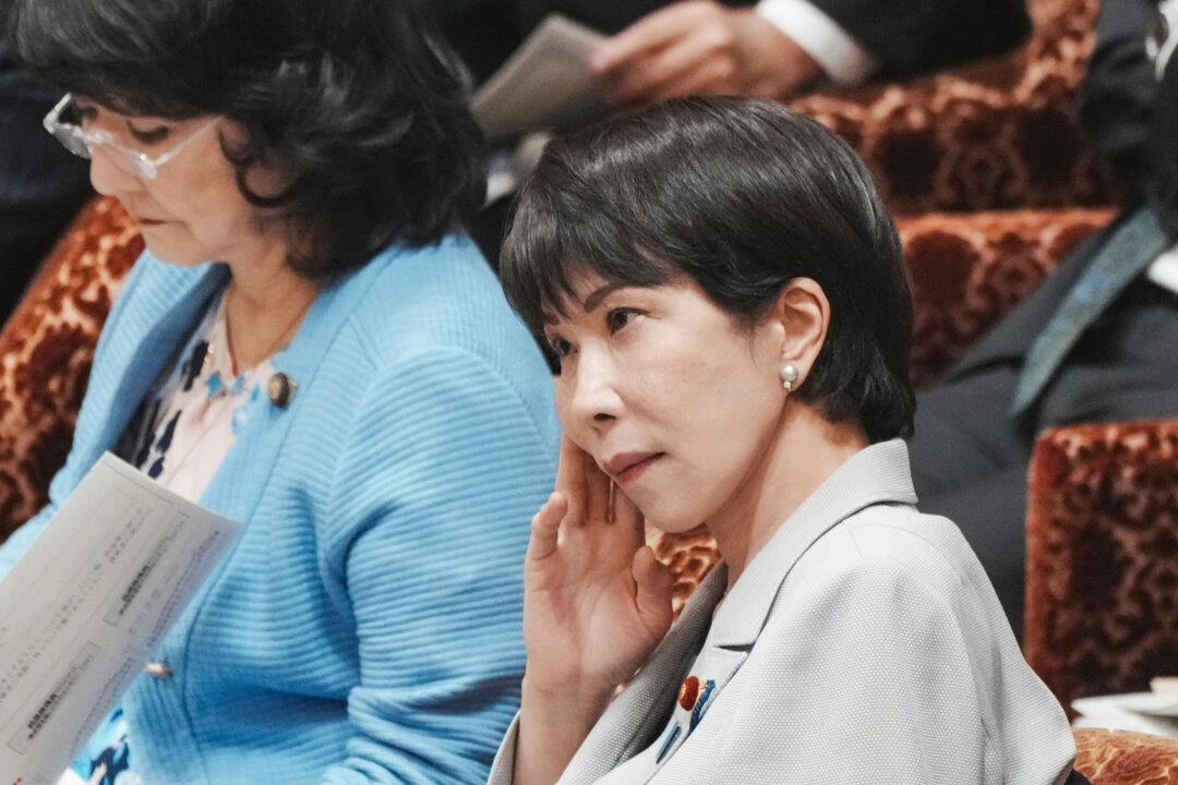 <em>La primera ministra de Japón, Sanae Takaichi (der.), asiste a una sesión del Comité de Presupuesto de la Cámara de Representantes en la Dieta Nacional en Tokio el 10 de noviembre de 2025. (Kazuhiro NOGI/AFP vía Getty Images)</em>