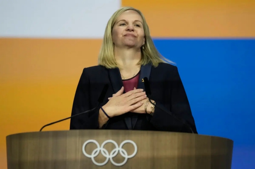 Kirsty Coventry reacciona tras ser nombrada nueva presidenta del COI en la 144.° sesión del Comité Olímpico Internacional celebrada en Grecia, el 20 de marzo de 2025. (Thanassis Stavrakis/AP Photo)