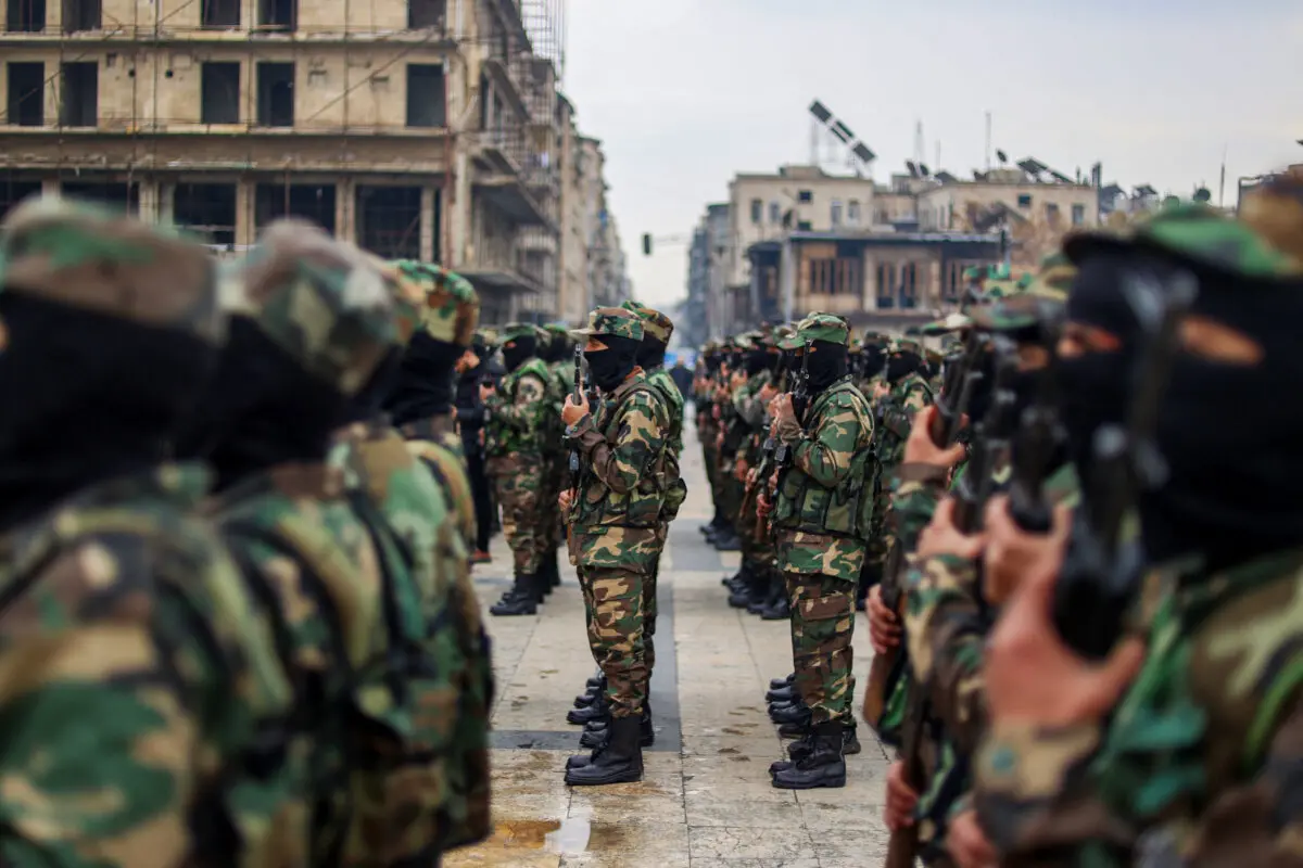 <em>Graduados de las Fuerzas de Seguridad General de Siria, bajo la nueva administración del país, asisten a una ceremonia en la ciudad norteña de Alepo el 12 de febrero de 2025. Foto de Aaref Watad/AFP vía Getty Images.</em>