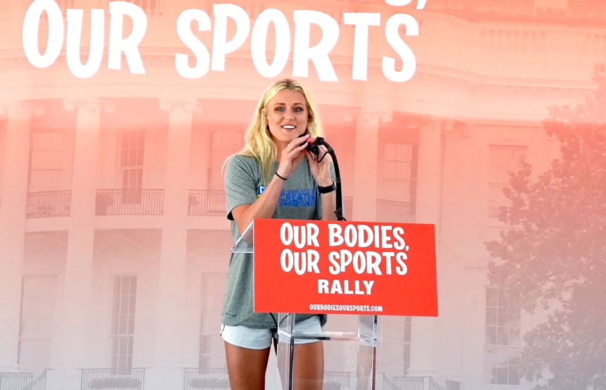 Riley Gaines, exnadadora de la Universidad de Kentucky que empató en quinto lugar con un hombre que se identifica como mujer en el Campeonato de la NCAA en marzo de 2022, habla en Washington, el 23 de junio de 2022. (Terri Wu/The Epoch Times)