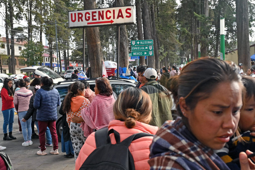 La gente espera fuera del Hospital Materno Perinatal Mónica Pretelini Sáenz tras confirmarse la presencia de la bacteria Klebsiella oxytoca en Toluca, Estado de México, México, el 6 de diciembre de 2024. (MARIO VÁZQUEZ/AFP a través de Getty Images)