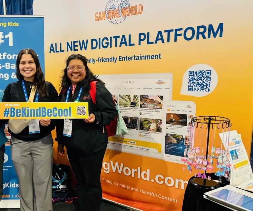 Tania, de la escuela primaria Rosewood (izquierda), y Gaby, profesora de la escuela pública Clinton, visitan el stand de Gan Jing World en la Convención de la Asociación de Educación de Nueva Jersey de 2025. (NTD)